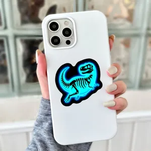 Funda de telefono blanca con un adhesivo de esqueleto de dinosaurio azul brillante.