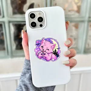 Gedetailleerd close-up van een wit telefoonhoesje met een schattige roze wezen sticker.