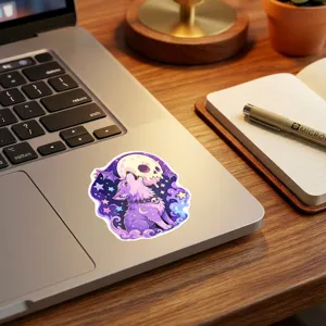 Detailopname van de dromerige paarse gotische wolfsticker op een moderne laptop.