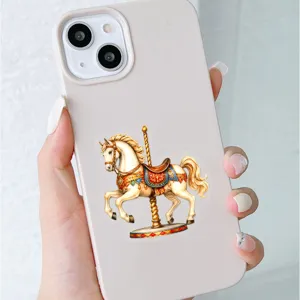 Dettaglio della custodia per telefono con cavallo di giostra rétro, cover elegante per uso quotidiano.