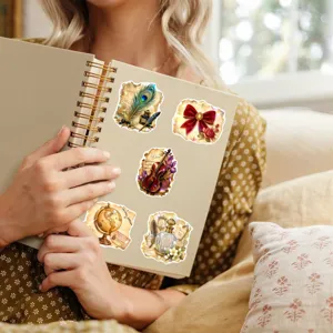 Vue détaillée d'un pack d'autocollants rétro décoratifs sur un journal intime.