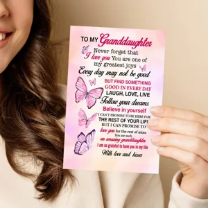 Carte de vœux papillon rose pour petite-fille, texte chaleureux, belle vue de détail.
