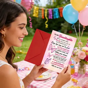 Gros plan d'une carte de vœux papillon rose avec texte anglais chaleureux pour petite-fille.