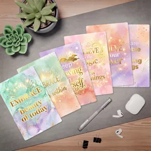 Vue détaillée de cartes de vœux inspirantes aquarelle avec une élégante typographie dorée.