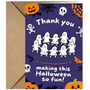 Jolie carte de vœux Halloween cartoon avec enveloppe marron, détail design fantôme mignon.
