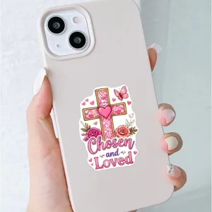 Primo piano dettagliato di adesivo slogan inglese cuore croce rosa decorativo, design.