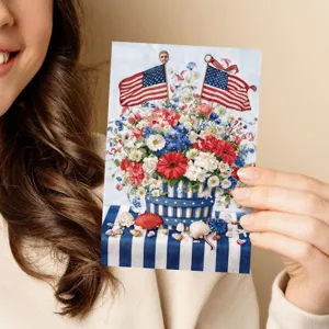 Biglietto d'auguri del Giorno dell'Indipendenza americana dettaglio con fiori patriottici.