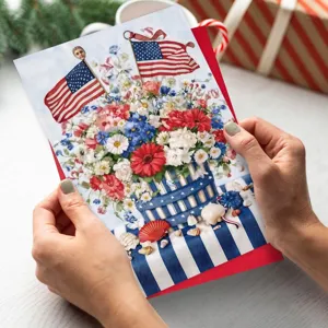 Biglietto di auguri patriottico con bandiera americana e busta per la festa dell'Indipendenza.