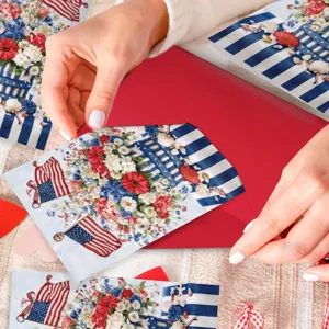 Biglietto d'auguri per il Giorno dell'Indipendenza americana e set di buste rosse patriottiche