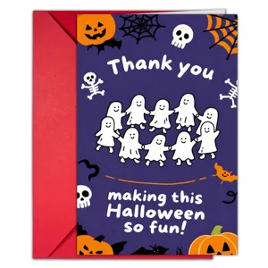 Vue rapprochée détaillée de la carte de vœux d'Halloween mignonne et enveloppe rouge.