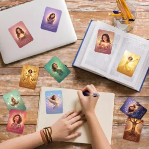 Set mit 36 inspirierenden Affirmationskarten mit emotionalen Illustrationen für Motivation.