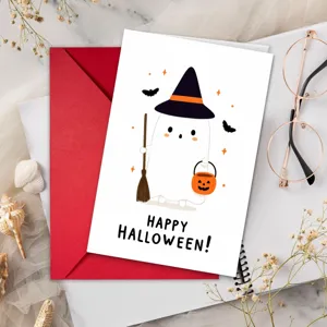 Carte de vœux d'Halloween fantôme de dessin animé mignon avec enveloppe rouge, idéale pour les fêtes.