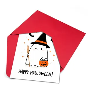 Vue détaillée d'une jolie carte de vœux d'Halloween avec fantôme et citrouille, enveloppe rouge.