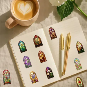 Vue détaillée d'autocollants PET vitrail vintage sur un carnet, parfaits pour la décoration.