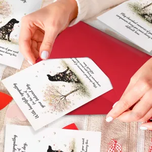 Schöne Haustier Trauerkarte mit rotem Umschlag für Hund Beileid und Gedenkgeschenk.