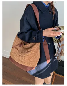 Sac cabas bandoulière en fausse fourrure marron avec anses et imprimé français élégant.