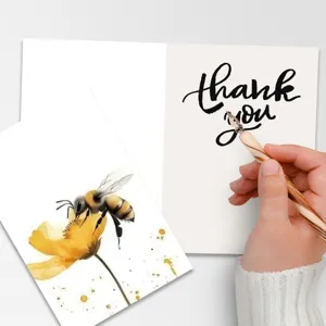Vue détaillée d'une carte de vœux aquarelle motif abeille et fleur avec texte calligraphié.