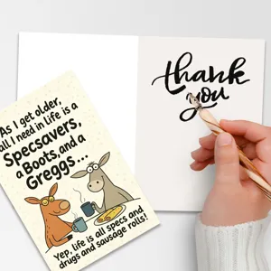 Primer plano detallado de una tarjeta de felicitación divertida con humor y ilustraciones.