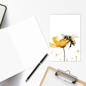 Vue détaillée d'un ensemble de cartes de vœux abeille aquarelle avec intérieur vierge et stylo.