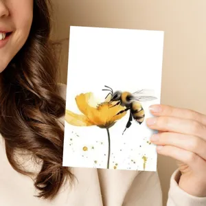 Détail en gros plan d'une carte de vœux abeille et fleur aquarelle, carte vierge naturelle.