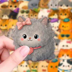 Joli autocollant étanche chat gris tenu en main, sticker décoratif pour ordi et gourde.