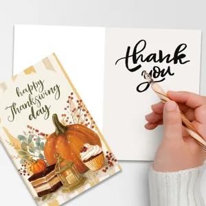 Λεπτομέρεια κάρτας ευχών Thanksgiving με εικονογράφηση κολοκύθας και χειρόγραφο ευχαριστώ.