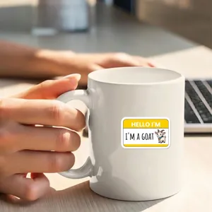Taza de café de cerámica blanca con divertido adhesivo de cabra, ideal para casa y oficina.