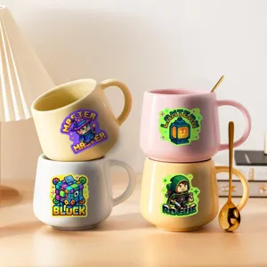 Gedetailleerd overzicht van keramische mokken met schattig pixel-art design en pastelkleuren.