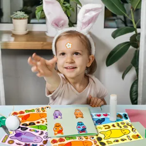 DIY gezicht veranderen paard stickers set met schattig kind dat knutselt en puzzelt aan tafel.