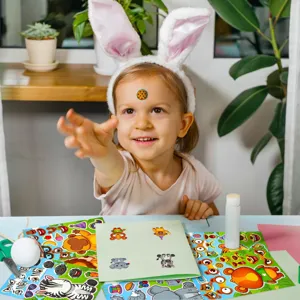 Detailansicht von DIY Kinder Cartoon Tier Gesicht wechselnden Aufkleber Puzzleszene.