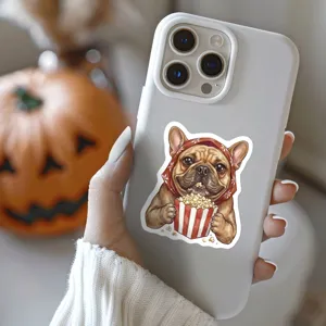 Joli autocollant de bouledogue français sur une coque de téléphone blanche en détail.