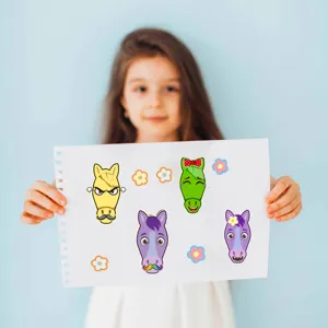 Detailopname van grappige paardengezicht DIY stickers met schattige uitdrukkingen en bloemen.