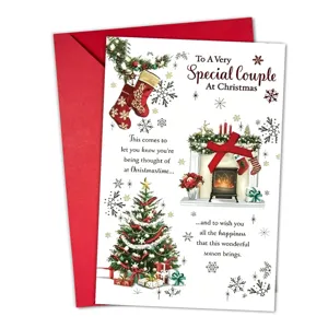 Biglietto d'auguri di Natale con busta, design festivo con camino e albero per le feste natalizie.