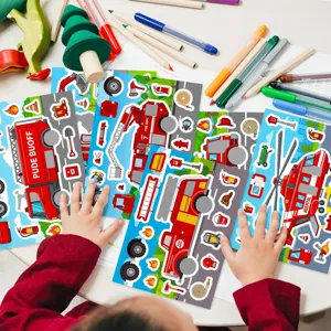 Detailopname van cartoon brandweerauto DIY stickerbladen voor kinderen om leuk te spelen.