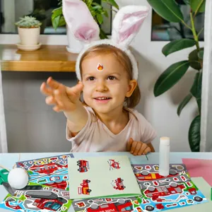 Gedetailleerd overzicht van brandweer stickerset voor kinderen, perfect om creatief te knutselen.