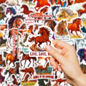 Vista dettagliata dell'adesivo cavallo selvaggio con testo motivazionale, ideale.