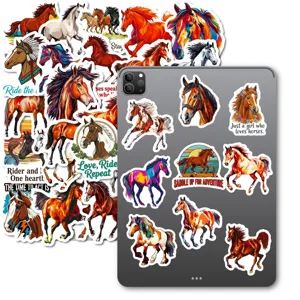 Vista dettagliata di adesivi di cavalli ad acquerello colorati con citazioni per laptop.