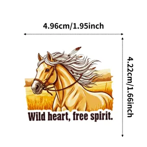 Adesivo decorativo per cavallo selvaggio con testo ispiratore e dettagli di dimensioni.