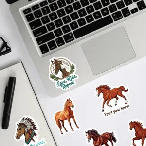 Vista dettagliata di adesivi PP impermeabili decorativi di cavalli selvaggi su laptop e taccuino.