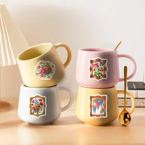 Tasse à café en céramique style vintage européen avec cuillère et design floral élégant.