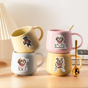 Ensemble de tasses à café en céramique avec autocollants de chiens mignons, déco cosy et détail.