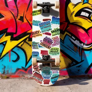 Skateboard verziert mit lustigen sarkastischen englischen Slogan-Aufklebern im Trend.
