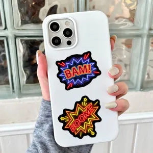 Primo piano dettagliato di una custodia per telefono bianca con adesivi neon a fumetti.