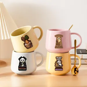 Tazze in ceramica creative con simpatici adesivi di animali e citazioni divertenti.