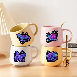 Set di tazze da caffè in ceramica colorata con adesivi neon fluorescenti e cucchiai.