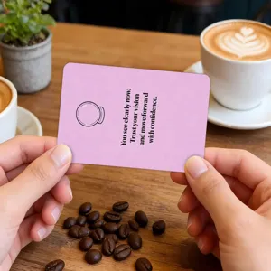 Primer plano detallado de la tarjeta de afirmación positiva con cita inspiradora rosa.