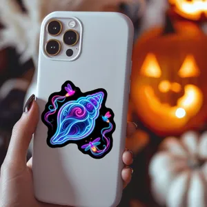 Design di adesivo con conchiglia fluorescente al neon su elegante custodia protettiva bianca.