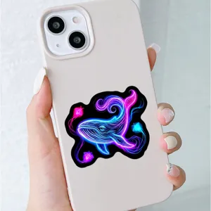 Dettaglio adesivo balena neon, design con gradiente blu-viola per decorazione cover fai da te.