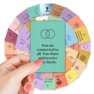 Primer plano de tarjetas de sanación psicológica positiva con colores macaron y citas.