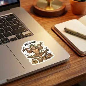 Vue détaillée d'un sticker fitness singe drôle sur ordinateur, autocollant DIY étanche.
